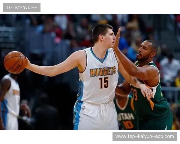 克拉克斯顿高位策应送出助攻